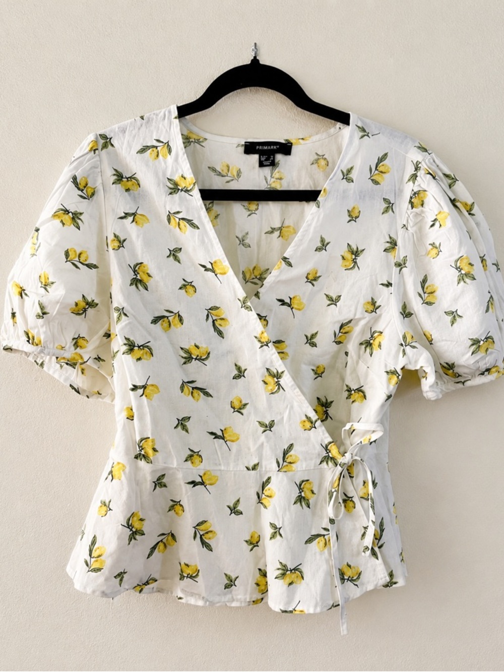NWOT wrap v neck top linen blend with lemons Womens size 10